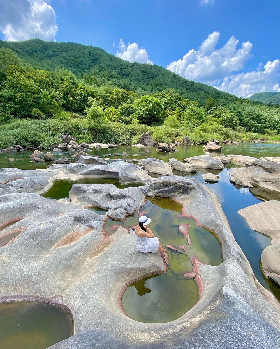 Kor_Visitkorea's tweet photo. 무릉이로구나~🍃
이름마저 신선이 살 듯한 영월군 "무릉도원"면에 있는
#강원 #요선암돌개구멍 🌚

천연기념물로도 지정된 이곳은
신기한 형상들 속 담긴 새파란 하늘이 너무 아름다운 곳이랍니다🥰

📍 요선암 돌개구멍
_강원 영월군 무릉도원면 무릉리 1423

📸IG itsjinnytime 님 제공 https://t.co/lvqDd73smt