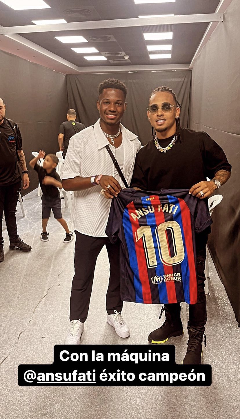 Ozuna Charts Monotonia on X Ansu Fati jugador del FC Barcelona ha estado en el concierto de Ozuna en Sevilla y le ha regalado una camiseta. https t Nz3aKodyP4 X