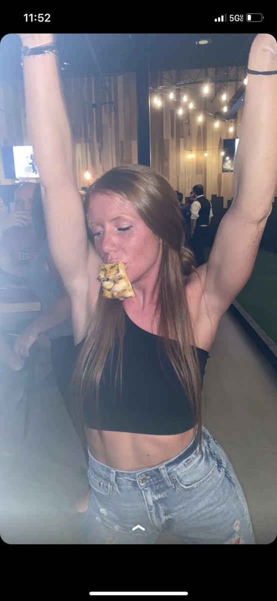 carly_berlon's tweet photo. drunk carly 🤝 pizza https://t.co/YkXxjLMUMb