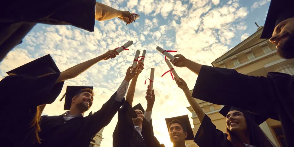 SOBERINFO's tweet photo. Graduation season is here! Time to bake the cakes and blow up the balloons. But substance abuse counselors warn that it is not a great time to pop the bubbly. Read more here: https://t.co/UarSB16EcY https://t.co/22THcrvyU0