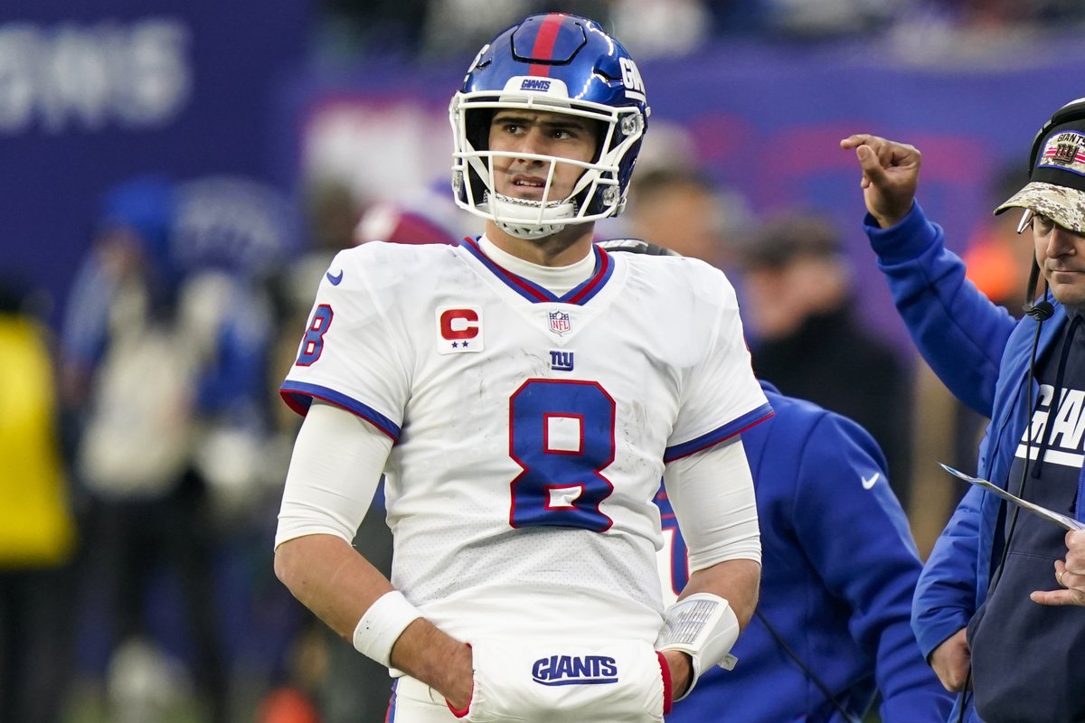 FanDuel's tweet photo. Which team wins more games this season? 🤔

Like for Steelers
RT for Giants https://t.co/KpbfVl34up