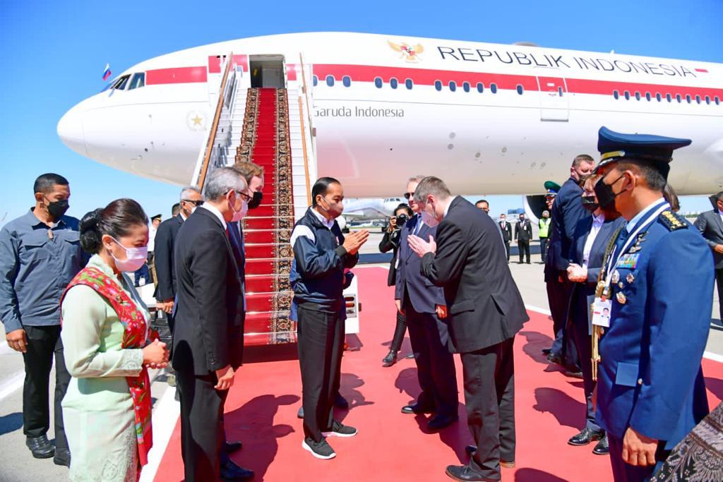 AlbrechtKesser1's tweet photo. Finally arrive at Moskow ,president @jokowi meet with president Vladimir putin at Kremlin, @jokowi in front od Putin said that he willing to accomodate communication between him &amp; president Zelinsky to find peace solution of this war ,God bless sir,save humanity 🙏🙏🙏💕 https://t.co/HkdbS8UVx9