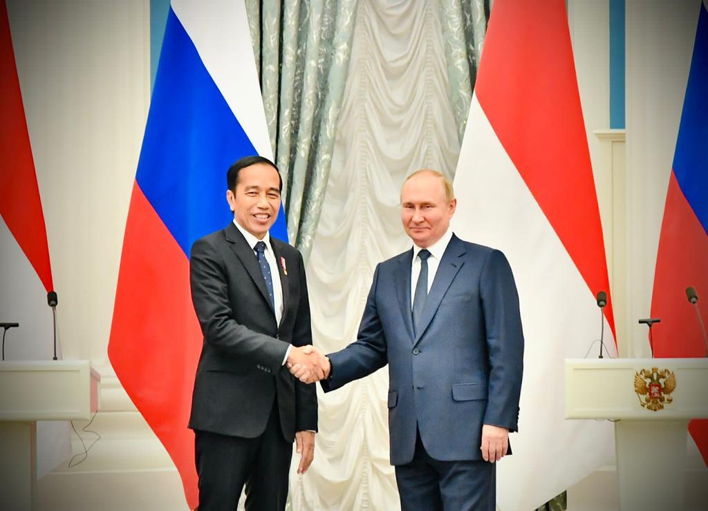 AlbrechtKesser1's tweet photo. Finally arrive at Moskow ,president @jokowi meet with president Vladimir putin at Kremlin, @jokowi in front od Putin said that he willing to accomodate communication between him &amp; president Zelinsky to find peace solution of this war ,God bless sir,save humanity 🙏🙏🙏💕 https://t.co/HkdbS8UVx9