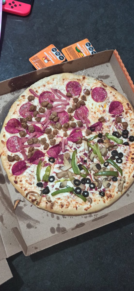 suruldu's tweet photo. @littlecaesarsmx me voy a quedar con las ganas de probar la orilla bbq y finas hierbas porque al parecer al littleCaesars de Querétaro Cimatario se les olvidó ponerla... https://t.co/dTKup96vna