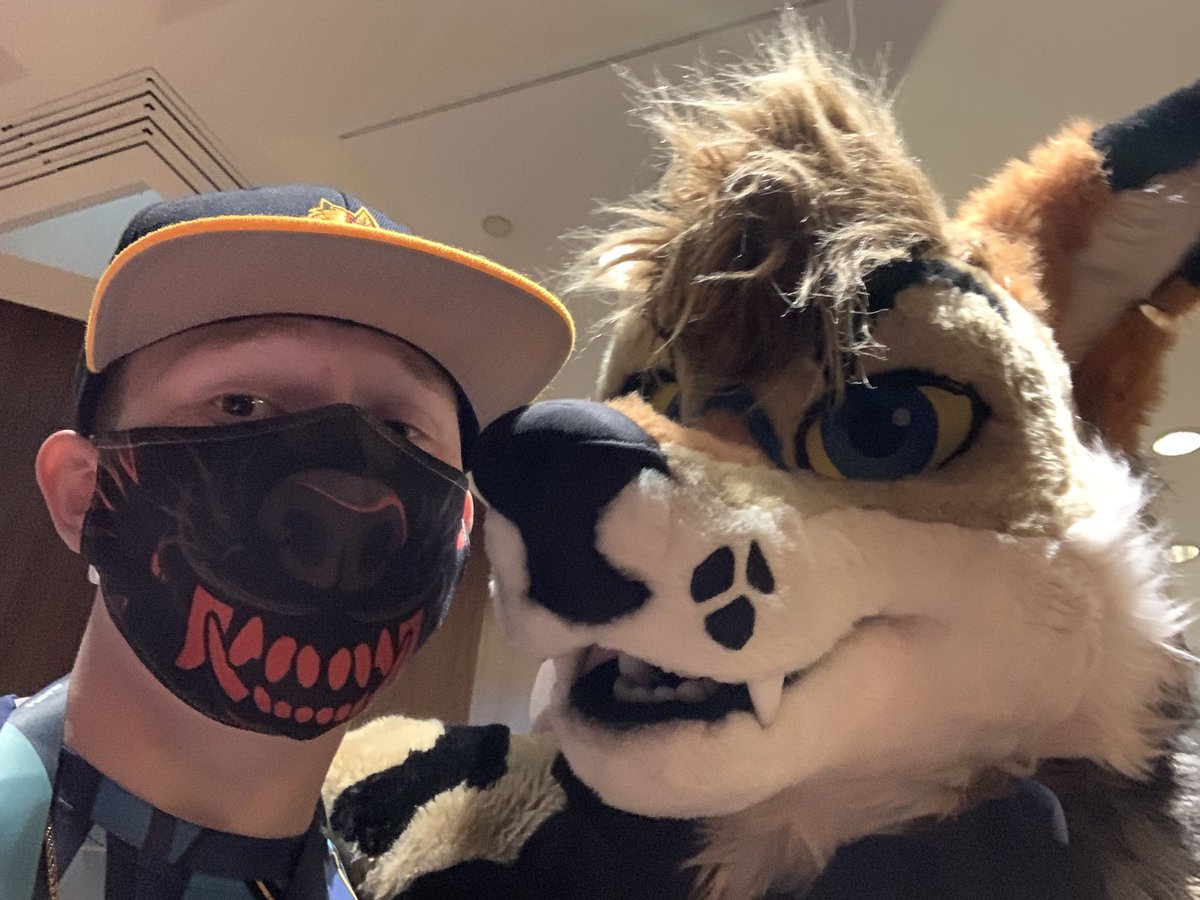 Whole lotta cuties out here, including <a href="/Dilyn_LD/">Dilyn Emrallt</a> and <a href="/rekirc/">Rek</a> 🥺🤩
#AC2022 #Anthrocon2022 is already so much fun!