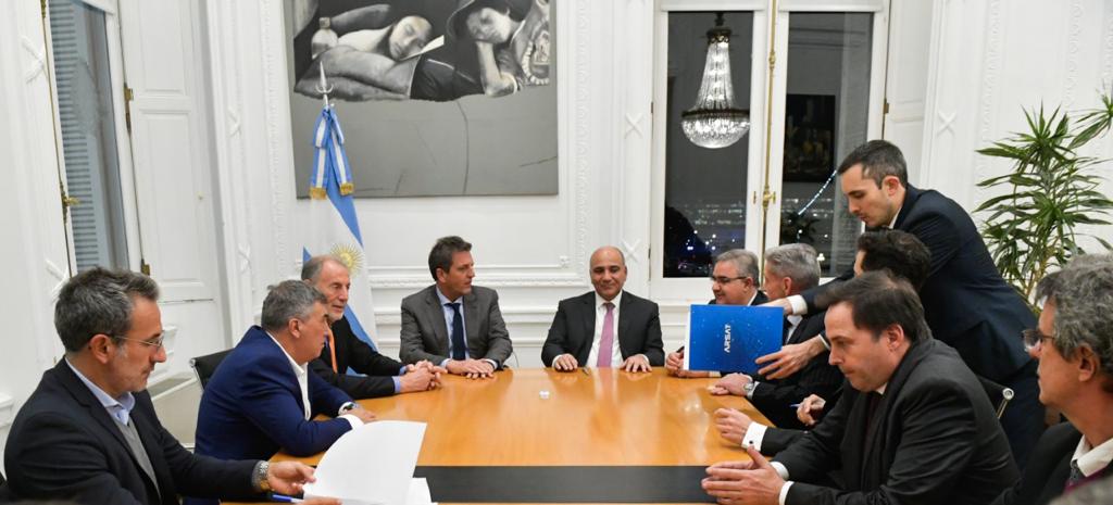SergioMassa's tweet photo. Junto al presidente de @ENACOMArgentina, @ambrosinius; el gobernador @RaulJalil_ok y nuestro gran amigo, el Jefe de Gabinete, @JuanManzurOK, acompañamos la firma del convenio para la extensión de la red de fibra óptica en Catamarca.

#PrimeroLaGente 🇦🇷 https://t.co/Bw3MkO3fG2