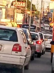 LaHoraMX's tweet photo. #Precaucion| Así el tráfico en la prolongación de la 14 sur a la altura de los héroes tras la colocación de un semáforo, la fila de autos llega hasta San Jorge. El congestionamiento ya provocó un accidente. Afirman los vecinos está imposible el paso. #Puebla #RedMx https://t.co/nysIdqgCXb