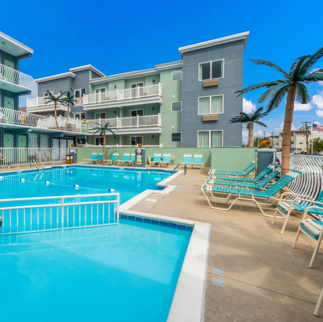 redroofinn's tweet image. Our #PoolOfTheWeek at Le Voyageur – a Red Collection Hotel is amazing for families. With a separate shallow end for the kiddos and loungers for mom and dad to lay out in the summer sun! Book your next stay with us today! bit.ly/3nqWMqh  🏊 #RedRoof