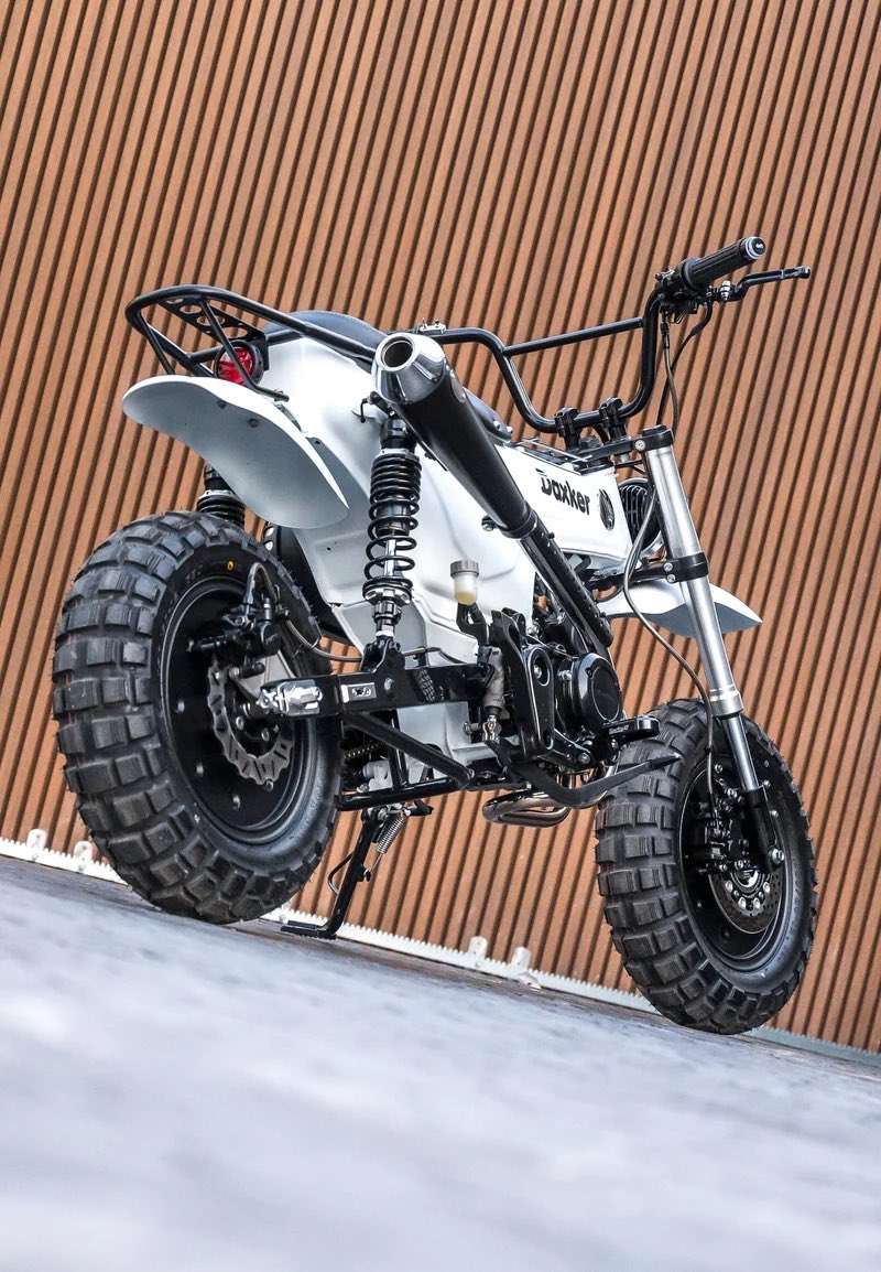 PutiMotor's tweet photo. ホンダ ダックス125を「K-SPEED」がカスタマイズ❗️

マシン名は「DAXKER」。

リアサス、フロントフォークを高めにUP、往年のDAXカスタムを現代風にアレンジ😳

https://t.co/tFtpWJ7jo6 https://t.co/wHrI08IBPn