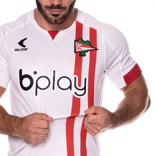 SantiPuerta_'s tweet photo. 🧐 Un dato random que se me ocurrió viendo Fortaleza vs. Estudiantes: este duelo, tiene a los únicos dos equipos con marca de ropa propia. Ruge viste al Pincha, Leão 1918 a los brasileños. https://t.co/bBHb1AWEy2