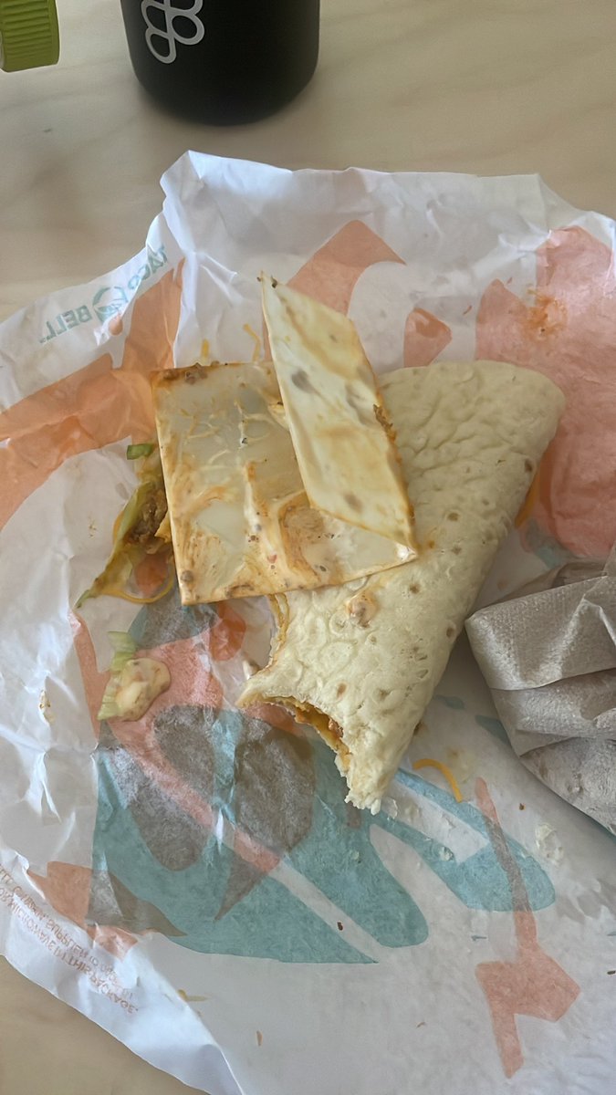 seinfeldbig's tweet photo. @tacobell I just bit into this piece of plastic I found in my taco. What is this? @tacobell https://t.co/gyKVOcyQIh