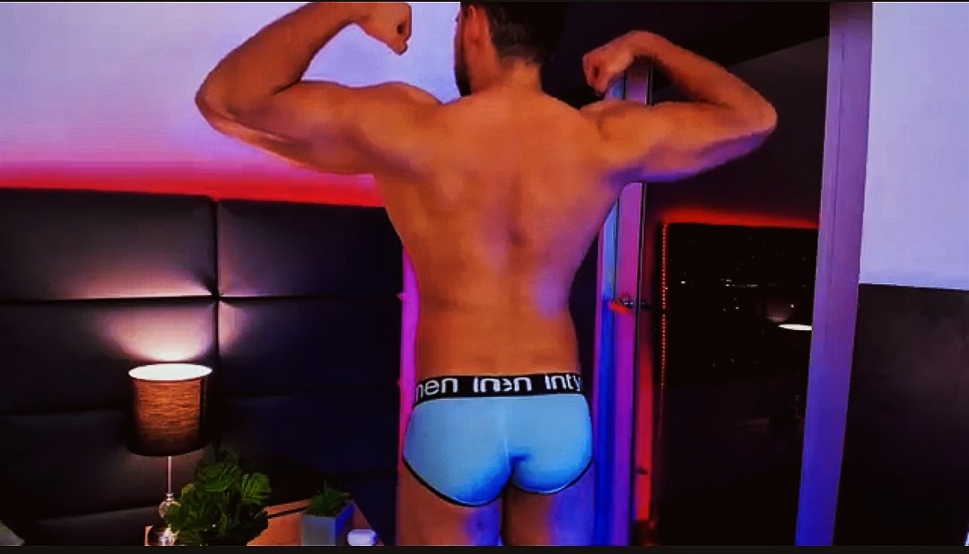 Do i look good in blue? https://t.co/8JDjEY9MRE