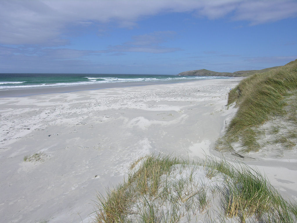 UndisScot's tweet photo. The magnificent 1.5 mile long beach pounded by deep blue Atlantic breakers at Tràigh Eais near the northern end of the island of Barra in the Western Isles. More pics and info: https://t.co/ROE91HyPTO https://t.co/HQeXEpuMHs