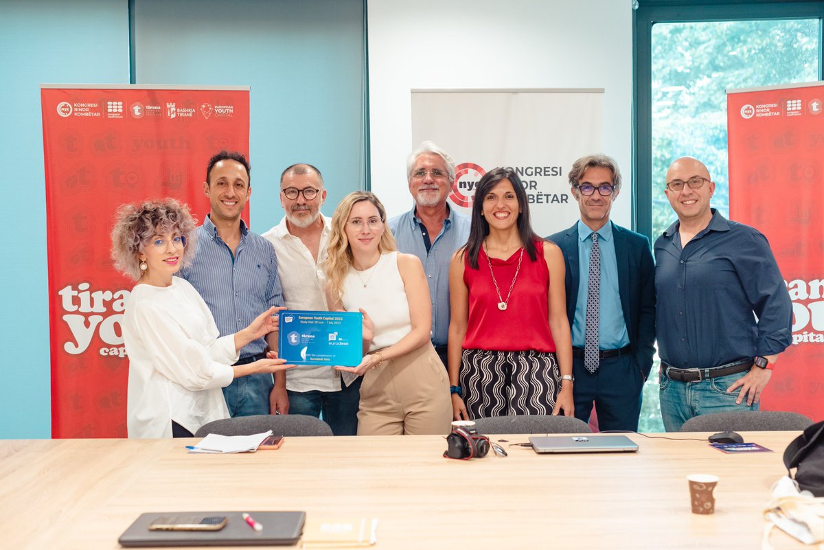 La Visita di Studio di #Eurodesk Italy alla Capitale Europea dei Giovani 2022: la delegazione italiana consegna la targa celebrativa!

#EYC2022
<a href="/CityOfTirana/">City of Tirana</a>
<a href="/tiranaeyc/">Tirana EYC 2022</a>