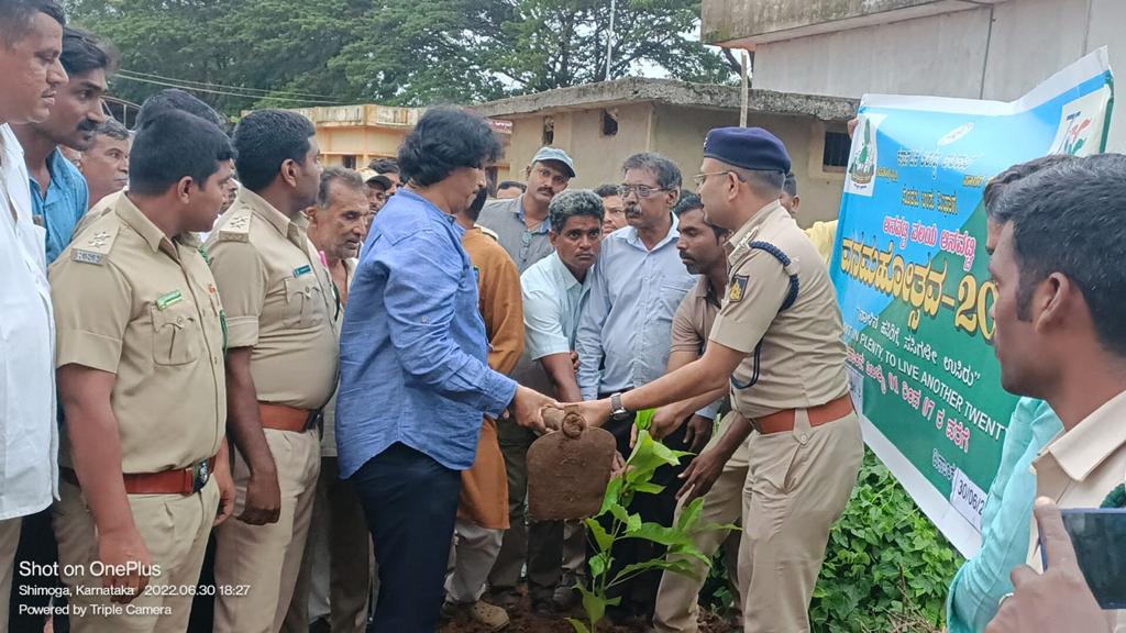 CirKfd's tweet photo. ಆನವಟ್ಟಿ ವಲಯದ ಜಡೆ ಶಾಖೆಯ ಜಡೆ ಗ್ರಾಮ ಪಂಚಾಯತ್ ಆವರಣದಲ್ಲಿ "ವನಮಹೊತ್ಸವ-2022" ನ್ನು ಆಯೋಜಿಸಲಾಯಿತು.
#hasirukarnataka #GreenKarnataka #greenindiamission #vanamahotsava2022 #fosterforestsforfuture @aranya_kfd @BSBommai @UMESH_V_KATTI @CirKfd https://t.co/j6z0RRFbkx