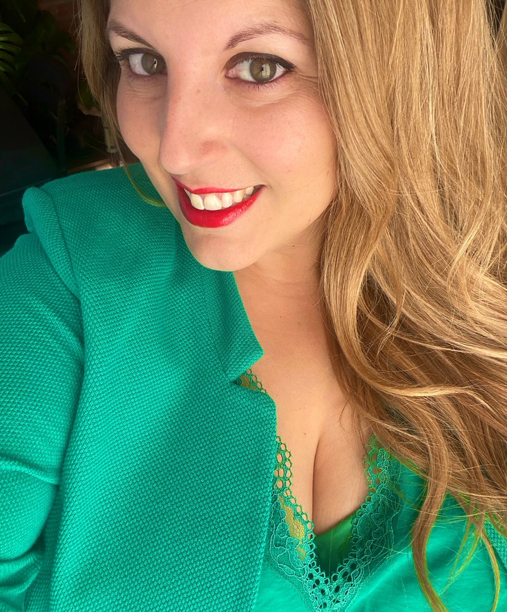 HRAnaBarba's tweet photo. Hoy toca modo “quien de verde se viste… bla bla bla”
A verde esperanza porque mira, es viernes ya, y madre mía lo que ha costado llegar esta semana!!
Y estoy de recados y aún ni café ni boe!!
Pero sonrisa y actitud!
(También me hago fotos #SinGafas) https://t.co/qGqOTXIa2J