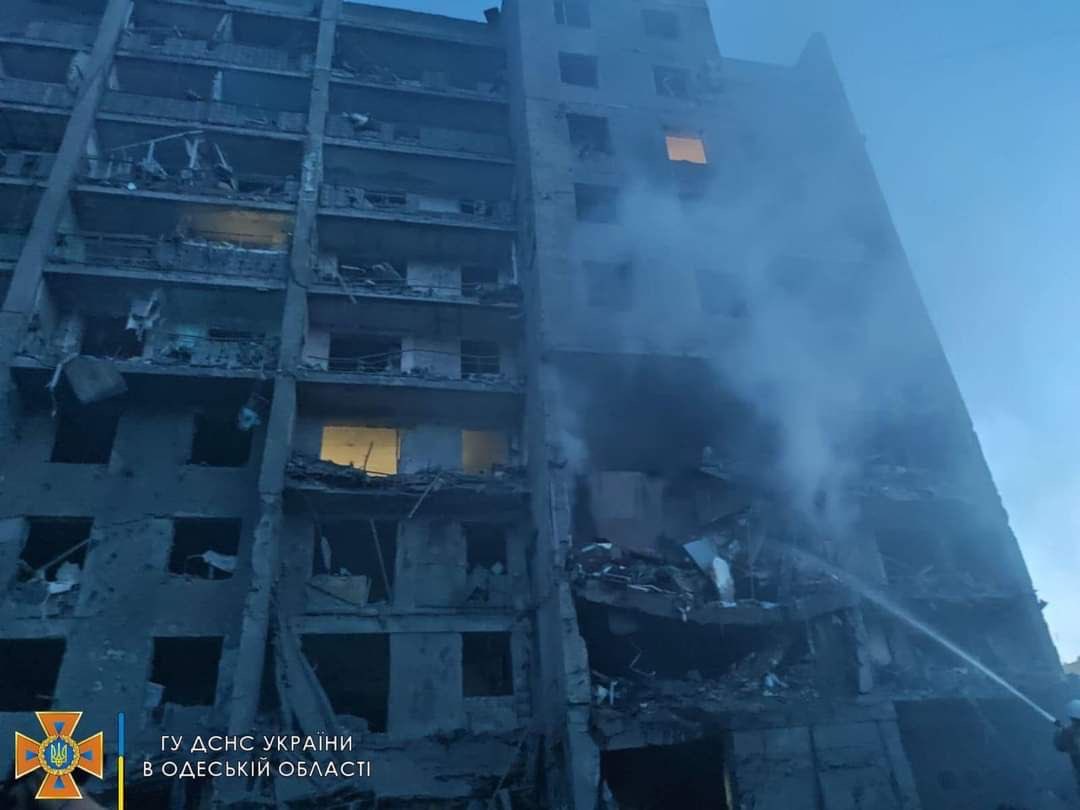 En Odesa al menos 17 personas han muerto por el impacto de un misil ruso en un edificio de viviendas. Rusia no tiene superioridad aérea y sigue utilizando misiles que, al contrario de lo que dice el Kremlin, no son especialmente precisos y matan a civiles todos los días.