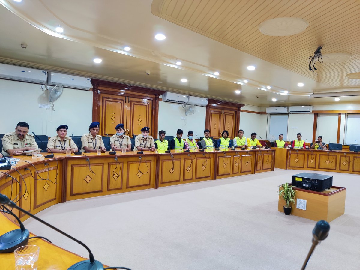 anilroy2000's tweet photo. Pimpri Chinchwad Municipal Corporation today inducted transgenders and transmen as security guards and green Marshall's.
Innovative and visionary decision by Commissioner Rajesh Patil , IAS.... Social inclusion in the way forward to being India's best city.
@pcmcindiagovin https://t.co/4PeAMFmnuG
