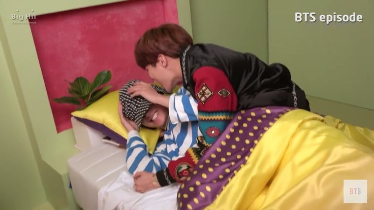 Valen_koo's tweet photo. La única manera de saber si Tae estuvo en el mv es esperando un detrás de cámara como lo fue en el mv de day dream 😭😭😭😭😭😭 https://t.co/9IBzefwzJl