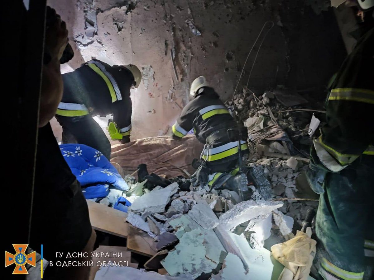 pedan_s's tweet photo. Today at night russia carried out missile strikes on houses in Odesa region.
18 people are dead!
Among them 2 children!
Do world need more evidence that #russiaisaterrorisstate? https://t.co/pqrj3fBe3E