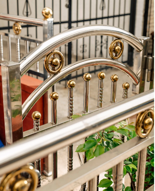 Homes in Brooklyn, New York provide a spectacular display of #stainlesssteel fences that have become a status symbol in these neighbourhoods by providing visual testimony to homeowners’ prosperity &amp; success and their ability to live the ‘American Dream’ nyti.ms/39HPefW