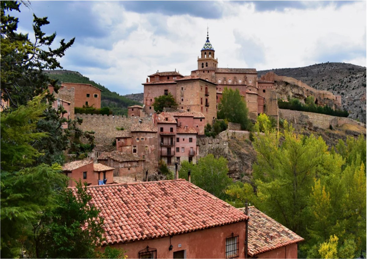 Noticia Antena 3: El pueblo rojo de España en el que viajarás a la Edad Media - elandadoralbarracin.es/albarracin-ter…