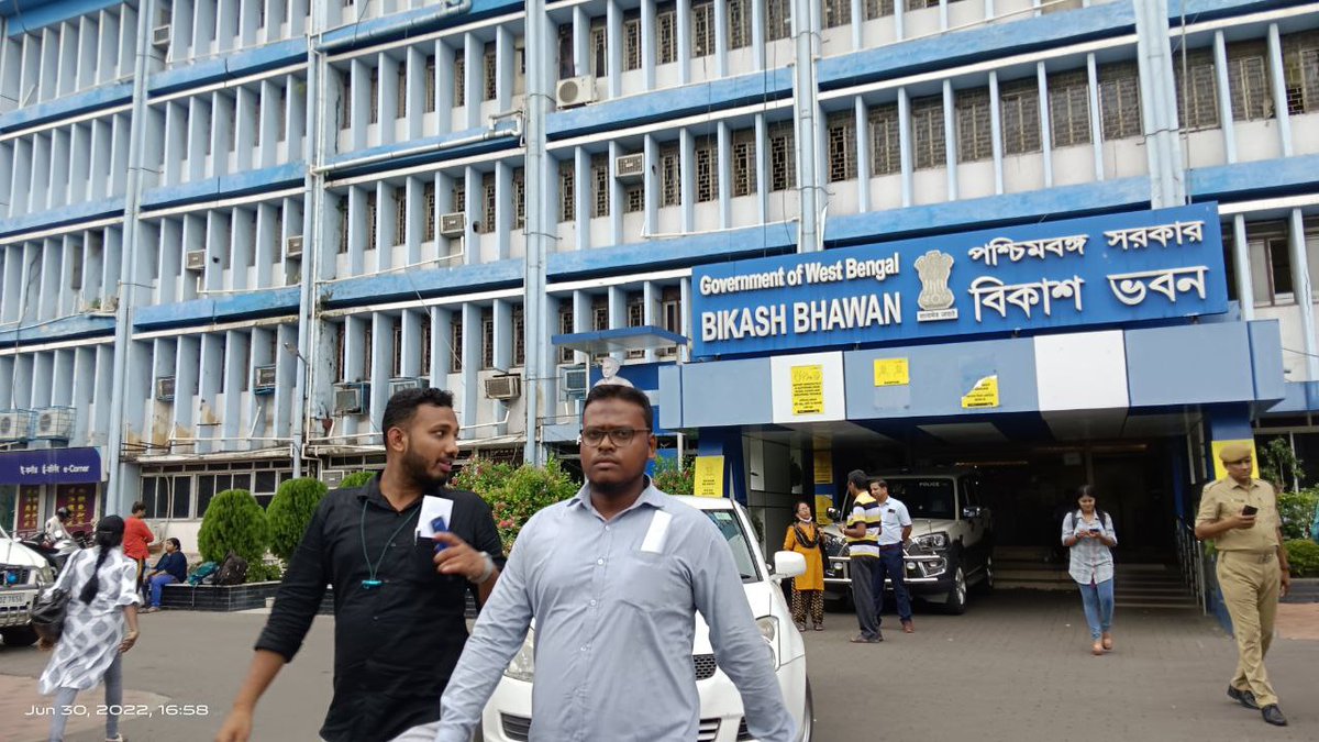siowb's tweet photo. SIO West Bengal observed Sit-in protest against examination schedule on the eve of Eid-ul Adha. Delegates from SIO WB, submitted memorandum to Higher Education Department demanding end of such planned discrimination.

@MamataOfficial 
@basu_bratya 
@GhulamRabbani_ 
@adhirrcinc https://t.co/euilffohGA