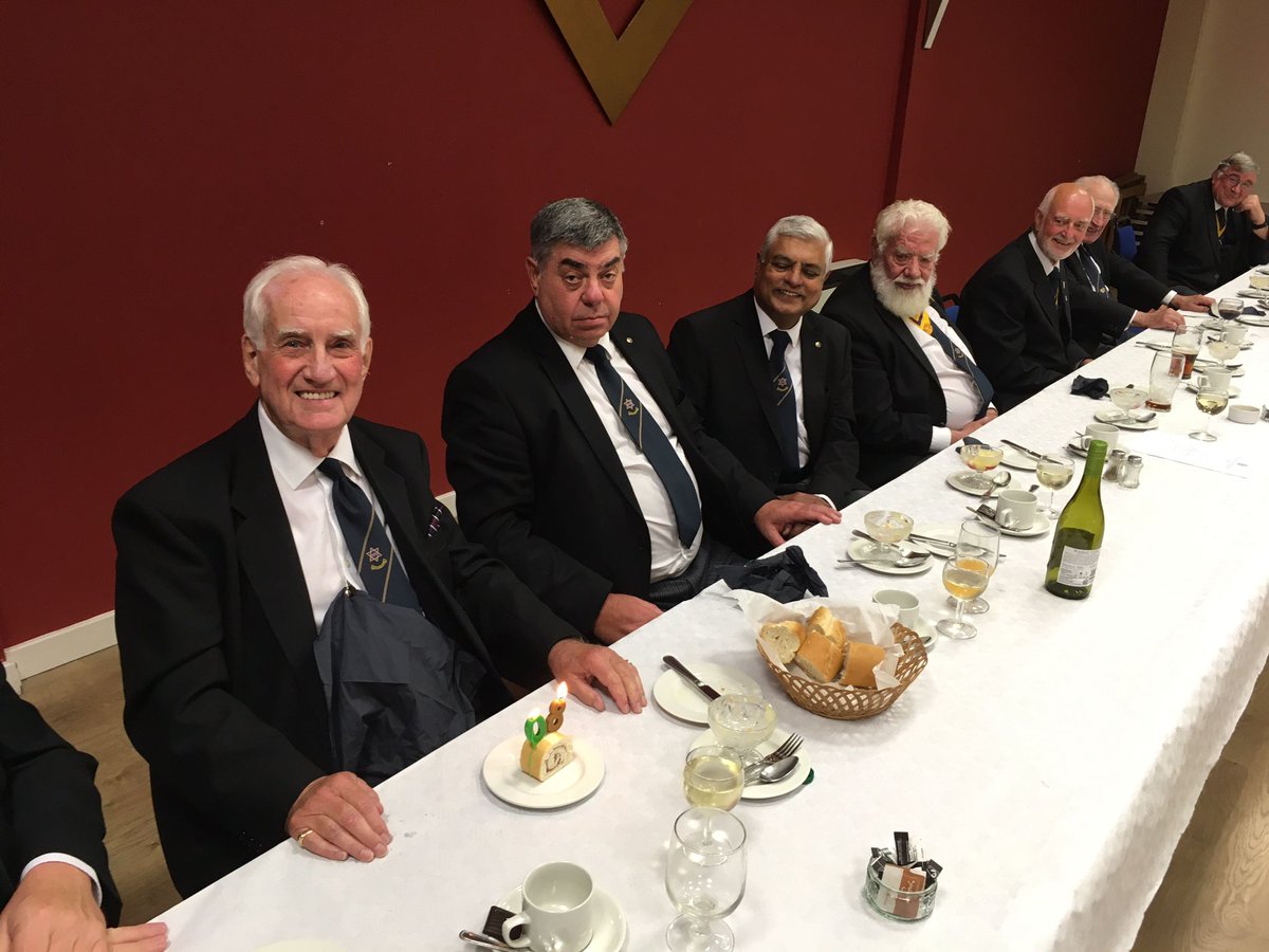 The East Midlands Past Supreme Rulers Conclave met at #Bourne in #Lincolnshire last night. 🏹
It was also a Birthday Celebration for Bob Poxon who is 84 years young 🎉
Everyone was kindly treated to Birthday Cake by the Supreme Rule Jack Gheelhoed 🎂
#OsmEastMidlands