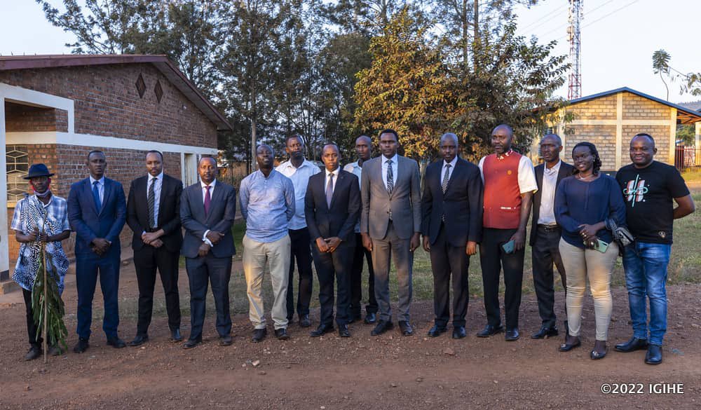 In line with activities to commemorate the 1994 Genocide against the Tutsi, the staff and management of Kigali Serena Hotel have visited and donated eight cows to survivors in Mageragere Sector of Nyarugenge District.