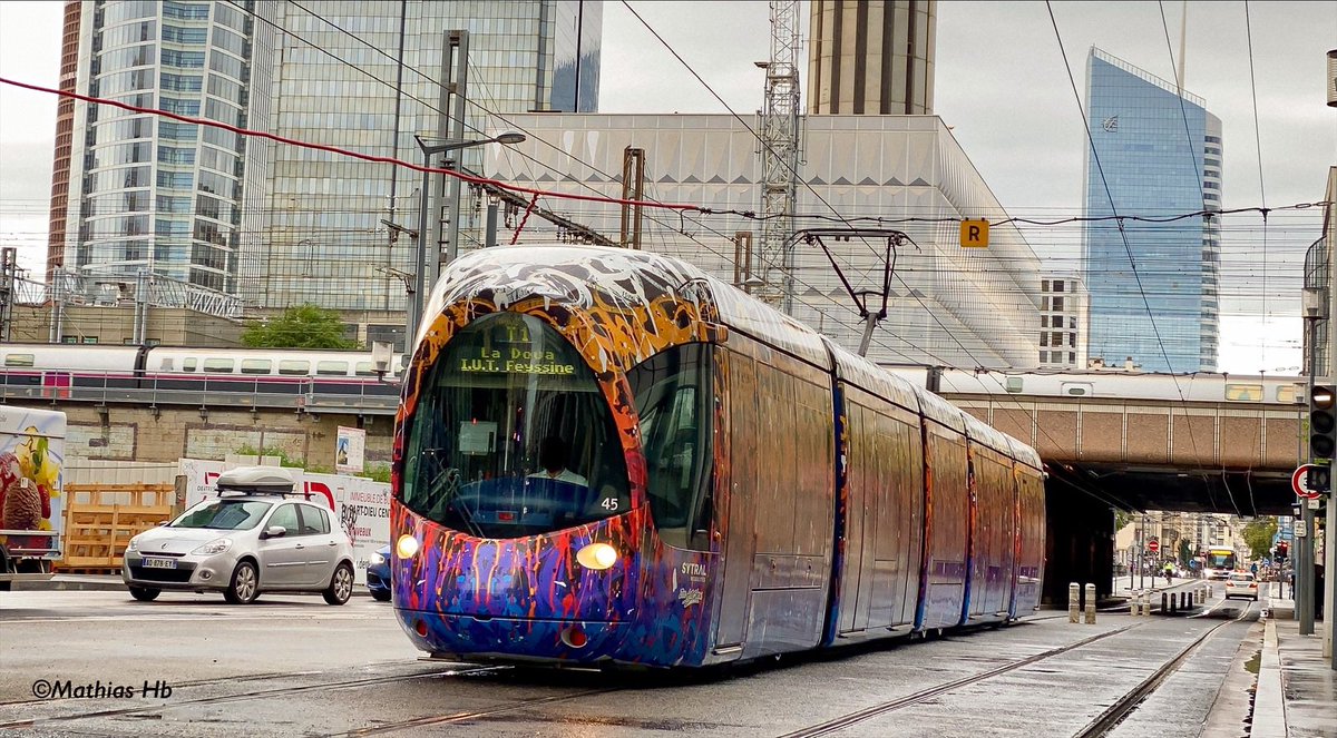 🖌Un troisième pélliculage tramway sur le réseau <a href="/TCL_SYTRAL/">TCL</a>, <a href="/SYTRALmobilites/">SYTRAL Mobilités</a> &amp; @klarrys ! ✅C’est la rame <a href="/Alstom/">Alstom</a> Citadis 302 n°845 qui arbore une livrée « Street-Art » de <a href="/JonOne156/">JonOne</a> du collectif <a href="/zooartshow/">Zoo Art Show</a>. 👏🏻Un design encore très réussi ! #Lyon #Art #culture #mobilités #tram