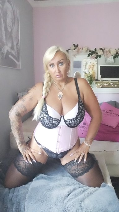 Ich wei&szlig;, M&auml;nner m&ouml;gen lieber rot aber ich rosa😍 #sexydessous #hotti #sexywomen #curvygirlsvip #curvy<a href="/tag/sexydessous"class="tags">#sexydessous</a><a href="/tag/curvy"class="tags"><span>#curvy</span></a><a href="/tag/plussizemodels"class="tags"><span>#plussizemodels</span></a><a href="/tag/corsage"class="tags"><span>#corsage</span></a><a href="/tag/sexywomen"class="tags"><span>#sexywomen</span></a><a href="/tag/plussizebeauties"class="tags"><span>#plussizebeauties</span></a>