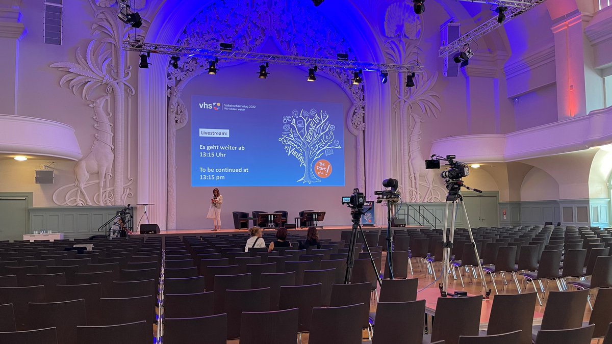 Der #vhsTag2022 ist vorbei. Wer nicht dabei sein konnte oder noch einmal zurückblicken will, der findet jetzt alle #Livestream-Aufzeichnungen auf unserem YouTube-Kanal sowie unter volkshochschultag.de/livestream