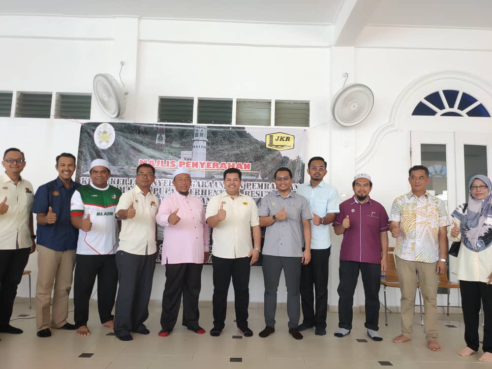 JKRBangunanTrg's tweet photo. @JKRBangunanTrg menghadiri Majlis Penyerahan Projek bagi Kerja-Kerja Penyelenggaraan Dan Pembaikan Di Masjid Pulau Perhentian bersama-sama @HasliJKR @jkrbesut @JKR_ckeTrg, UPEN, JAHEAT, Pegawai Daerah Besut &amp; @BkubJ. #jkrsentiasarelevan @IrMdridzwan @MFahmi2nd @Ts_Mohd_Amri https://t.co/Lewlp4Aw7A