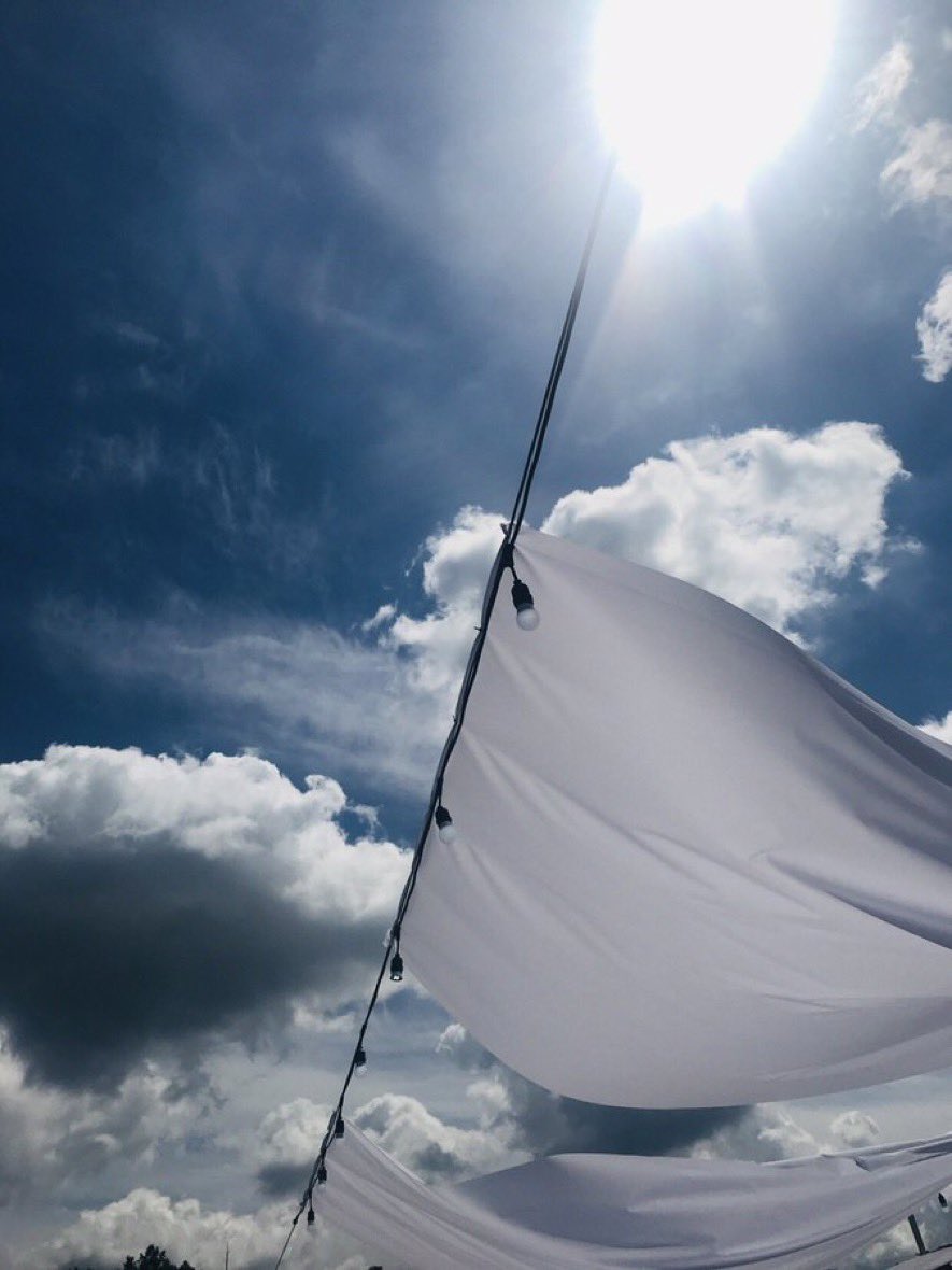 50년간 15만 명을 돌본 정신과의사는 말한다. "살아보니 인생은 필연보다 우연에 좌우되었고 세상은 생각보다 불합리하고 우스꽝스러운 곳이었다"고. 그래서 "산다는 것은 슬픈 일이지만, 사소한 즐거움을 잃지 않는 한 인생은 무너지지 않는다"고...