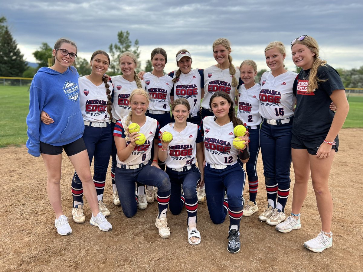 Bats were 🔥🔥🔥 today- all girls with solid hits! 2 bombs each for @JonesSkarlett and @BrunoRylee , plus a grand slam for @Mak_mains_24 bringing in the go-ahead run in the 6th inning for the W vs. Teamsmith Academy (CA). 1-1 today, L vs. OR Bombers. @EAA_Softball @QuakesRecruit