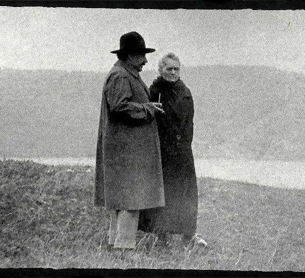 RT @latestinspace: Albert Einstein and Marie Curie chatting by a lake (1929). What were they talking about? https://t.co/HVqlw1wyIt