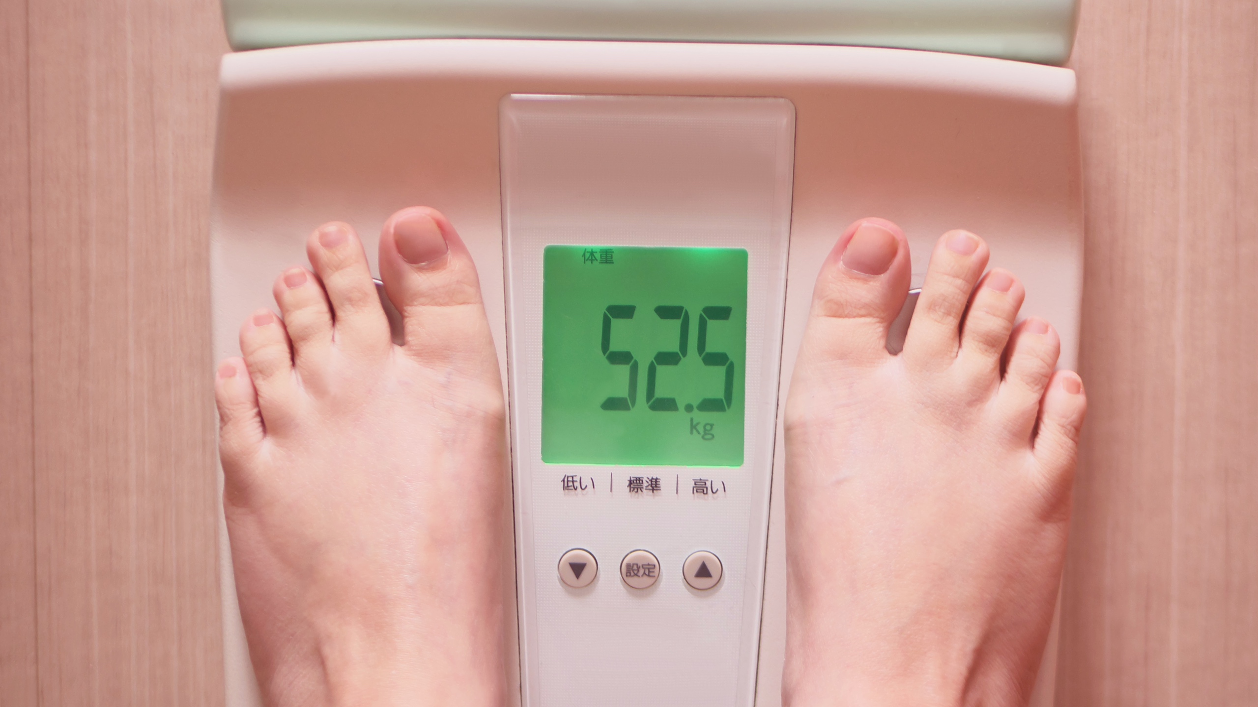 Почему весы показывают разный вес при повторном. Весы 55 кг. Ноги на весах. Напольные весы с весом 52 кг. Весы показывают.