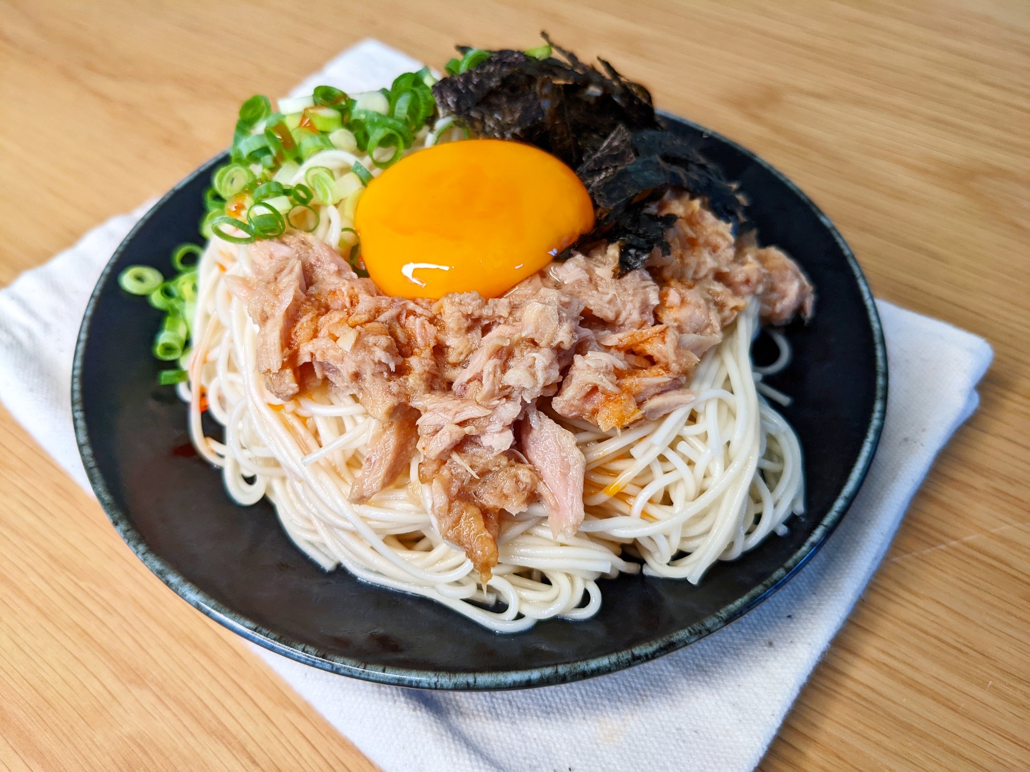 ハマごはん お手軽レシピ Twitterren ツナ缶で簡単 台湾風混ぜそうめん そうめんを茹でて 冷水で冷やして水気を切る そうめん めんつゆ ごま油 にんにくを混ぜる 容器に油をきったツナ 焼肉のたれ 味噌を加えて混ぜる ネギ 海苔 卵黄を