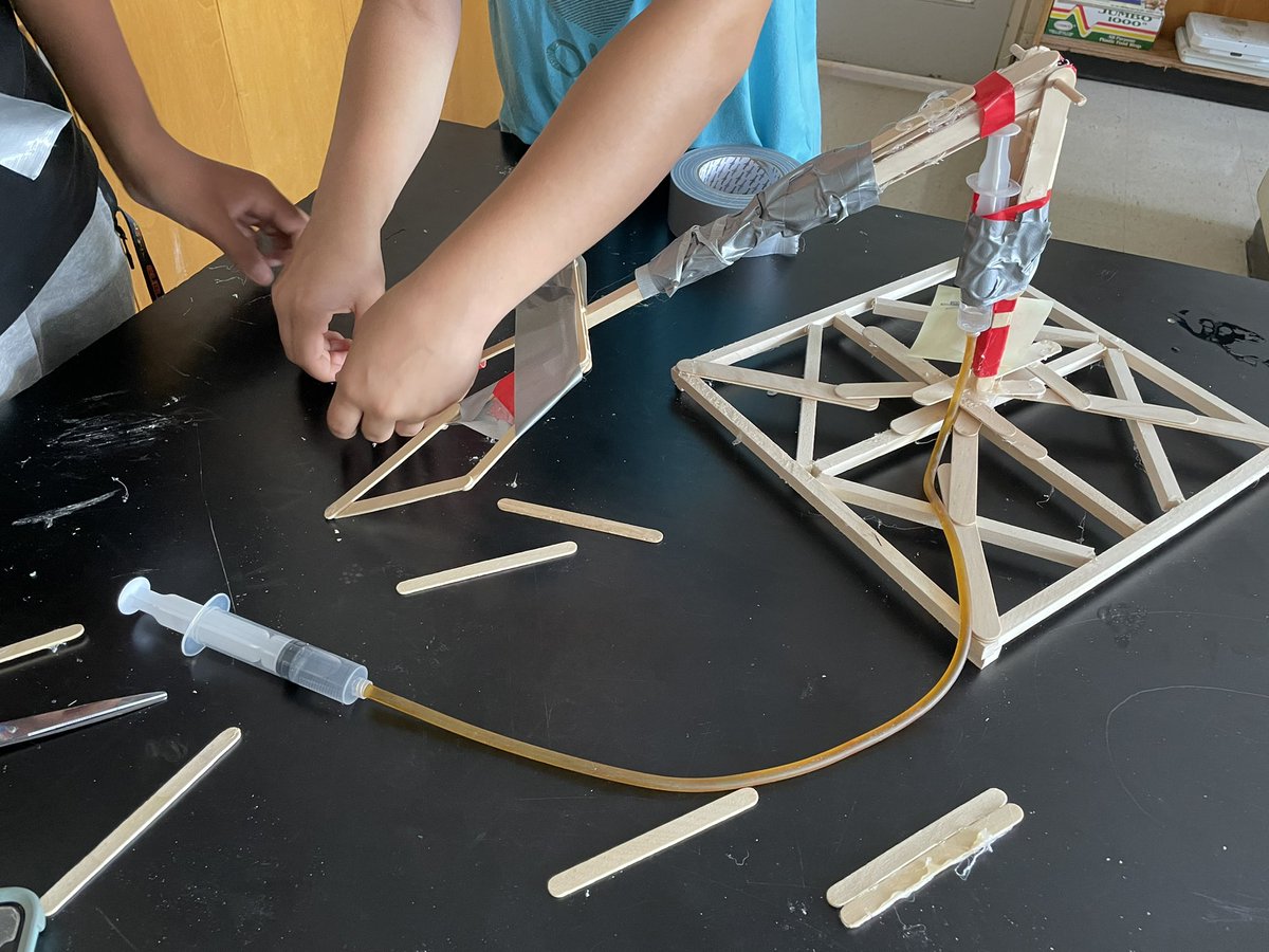 @MrsWilliamYu hydraulic robots demonstrate the ability to move in multiple directions and getting ready for a class challenge! Great job by @MrsWilliamYu class!! @LC3_TDSB @TDSB_STEM @TDSBmath411