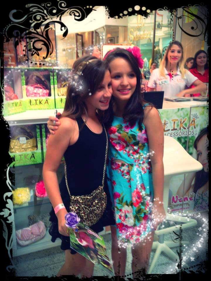 annaschimidtt's tweet photo. bff melhores amigas pra sempre #larinatica #larissamanoela https://t.co/uXIY9HE2FS
