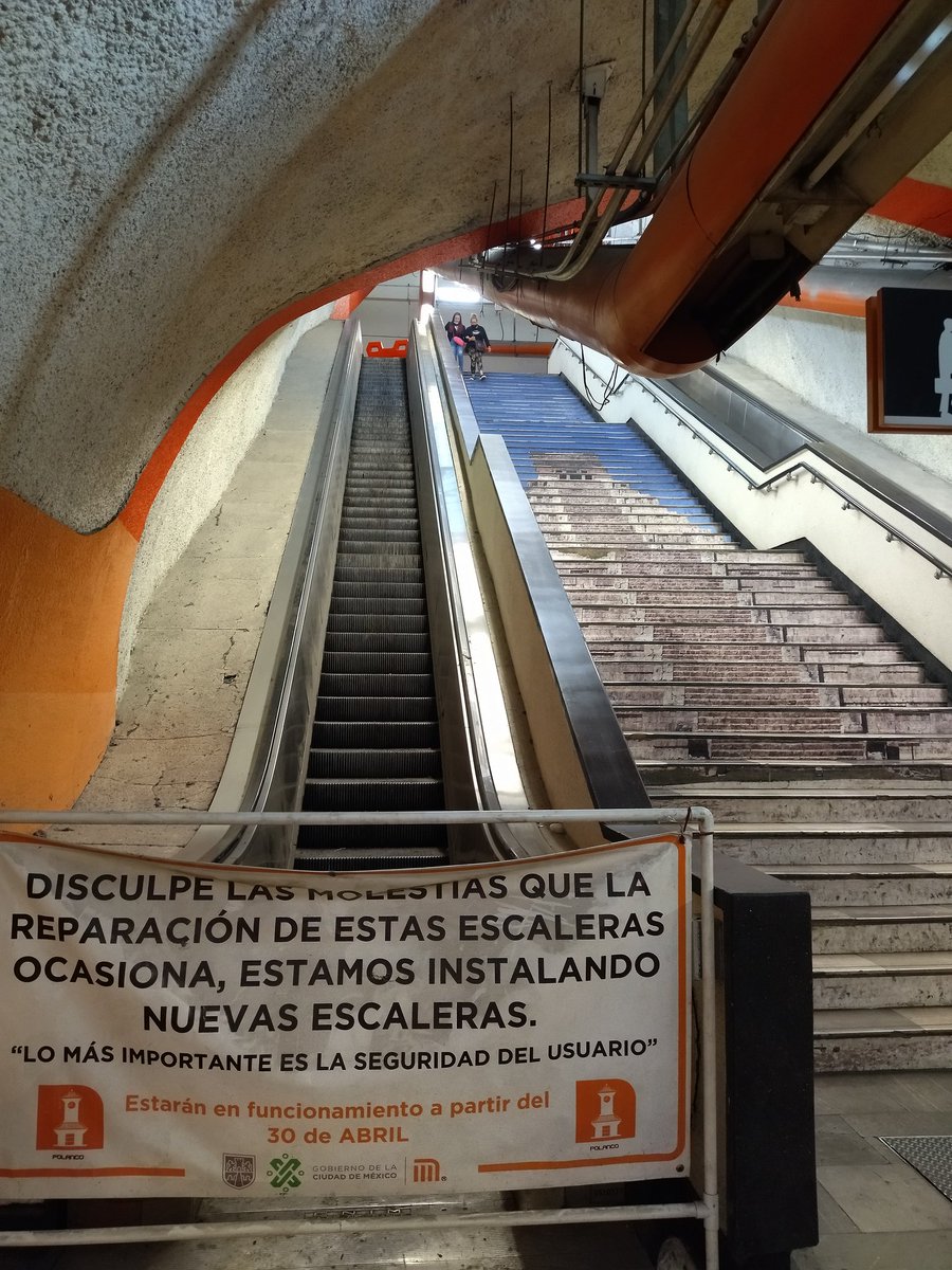 Ella es la señora Fernanda, y todos los días toma el metro en Polanco. Una estación cuyas escaleras eléctricas tienen más de un año en reparación. A <a href="/Claudiashein/">Claudia Sheinbaum Pardo</a> y al <a href="/MetroCDMX/">MetroCDMX</a> poco les importa dar soluciones, mientras Fernanda necesita que 4  voluntarios la carguen para bajar.