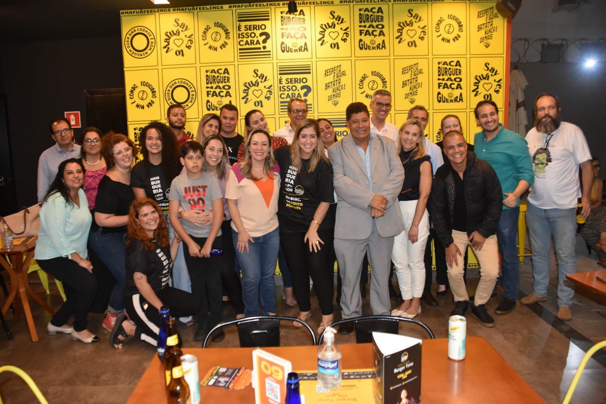 Adriana_Accorsi's tweet photo. Esta noite como madrinha dos PITDOGS participei do delicioso Festival do Hambúrguer em Goiânia juntamente com meu amigo querido Ademildo Godói Presidente do SINDPITDOG e vice pres da @Fecomerciogo ! PITDOG patrimônio cultural e gastronômico de Goiás! #Goiás #pitdog #Lula2022 https://t.co/Ke3dke5gCy