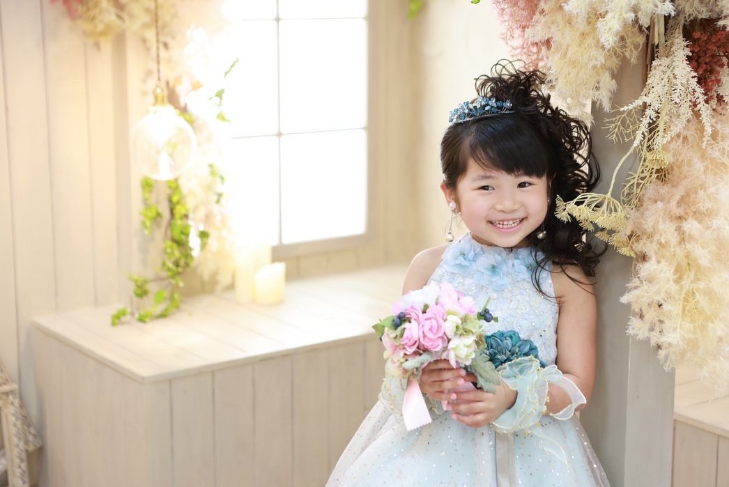 MutsuWedding's tweet photo. AIRIちゃんの
七五三、洋装ショット🥰
洋装もかわいいお写真がいっぱいあったので
こちらもたーんまりup🤭✨
アルバムも校正が出来上がり
ただいま製本中〜📚
完成が楽しみですね🫣🌼✨
#誕生日 
#七五三 
#記念日
#ロケーションフォト 
#着物 #ドレス #タキシー�� #むつ市 https://t.co/LBWoAtUwXh
