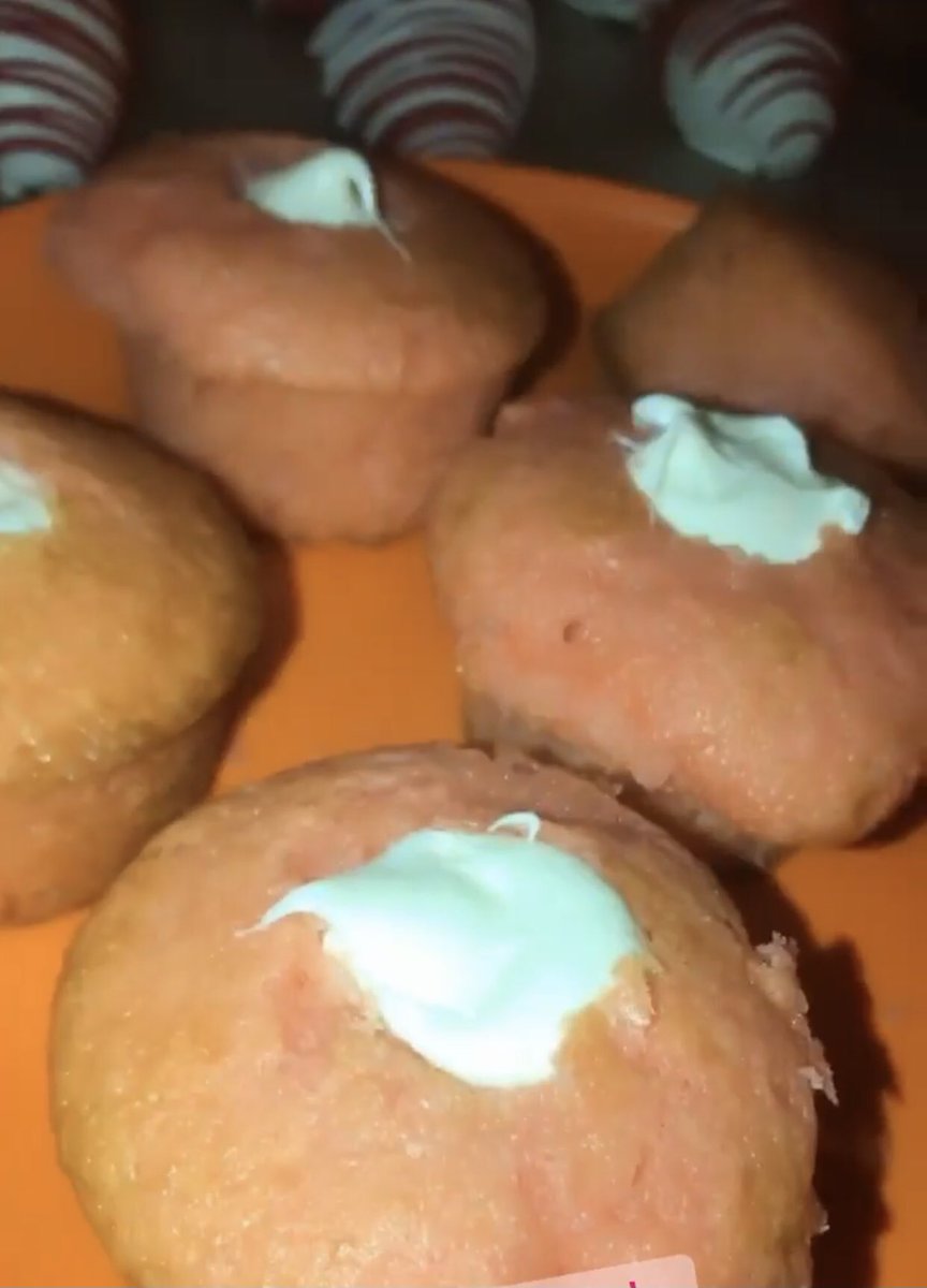 StacyKowalski15's tweet image. Stuffed Strawberry Cheesecake Cupcakes 🧁💞 
#cupcakes #strawberry #cheesecake #dessert #foodpics #SmallBusiness #Cleveland #viral