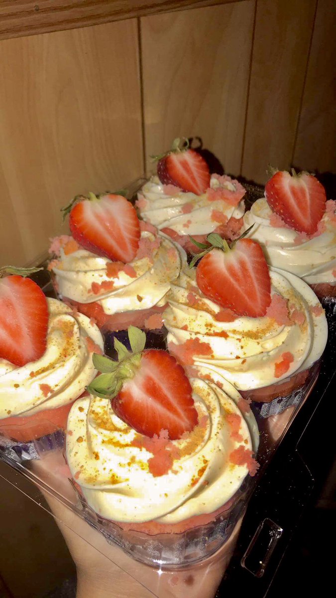 StacyKowalski15's tweet image. Stuffed Strawberry Cheesecake Cupcakes 🧁💞 
#cupcakes #strawberry #cheesecake #dessert #foodpics #SmallBusiness #Cleveland #viral