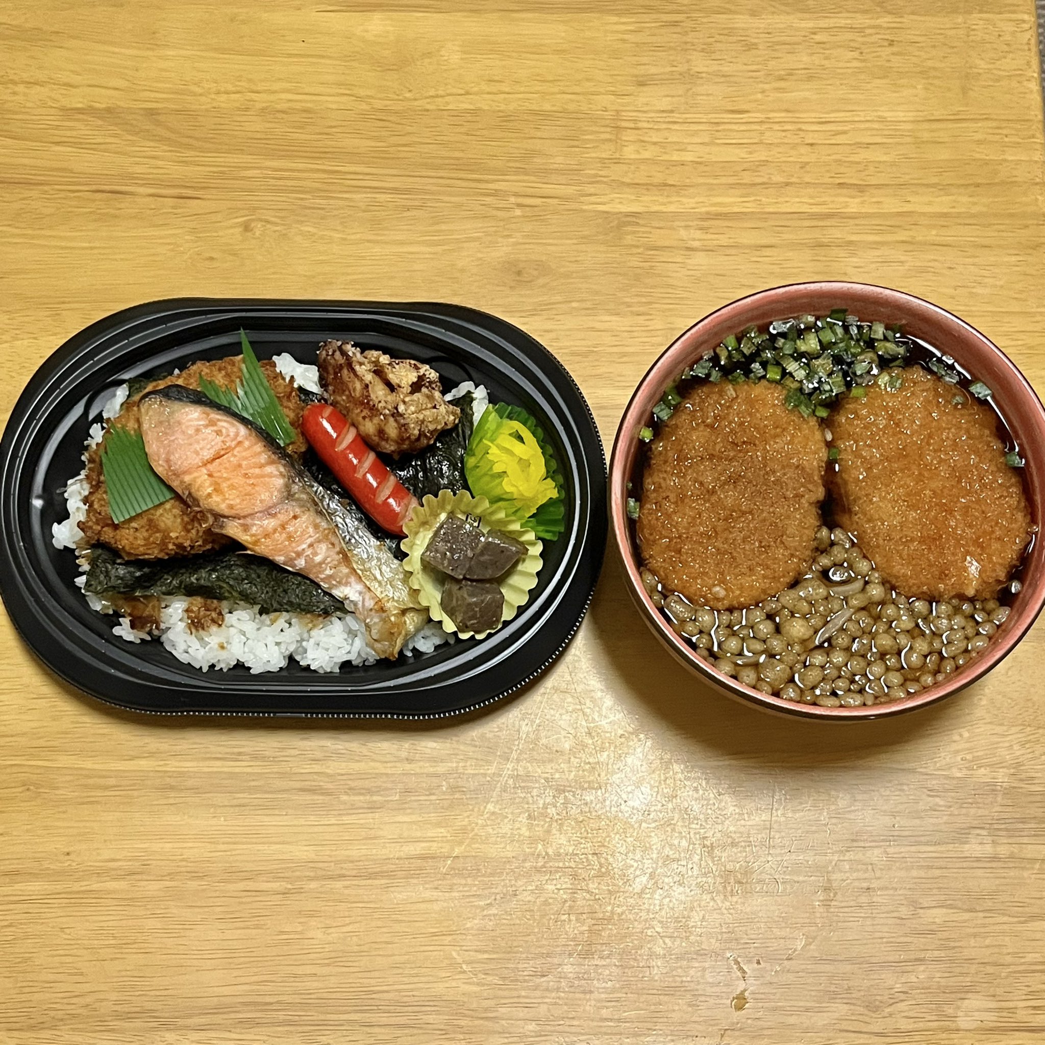 大場礼 Twitterren 久しぶりに隠れや暖わさんのお弁当 今日は鮭のり弁 焼き鮭以外にもウインナーやザンギなどおかずがいっぱいあってボリュームたっぷりで美味しい 美幌町のマルワ製麺のそばにめんみを薄めたつゆ ベーシック橋北店の野菜コロッケでコロッケそばも