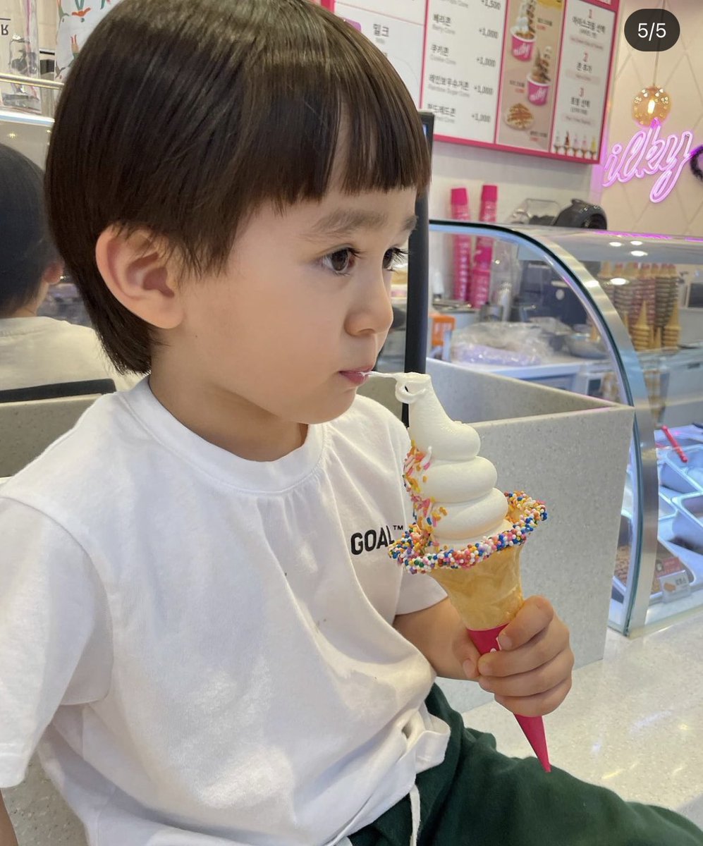 kay aga aga ice cream pinapabili, pasalamat ka mahal ka ni daddy.