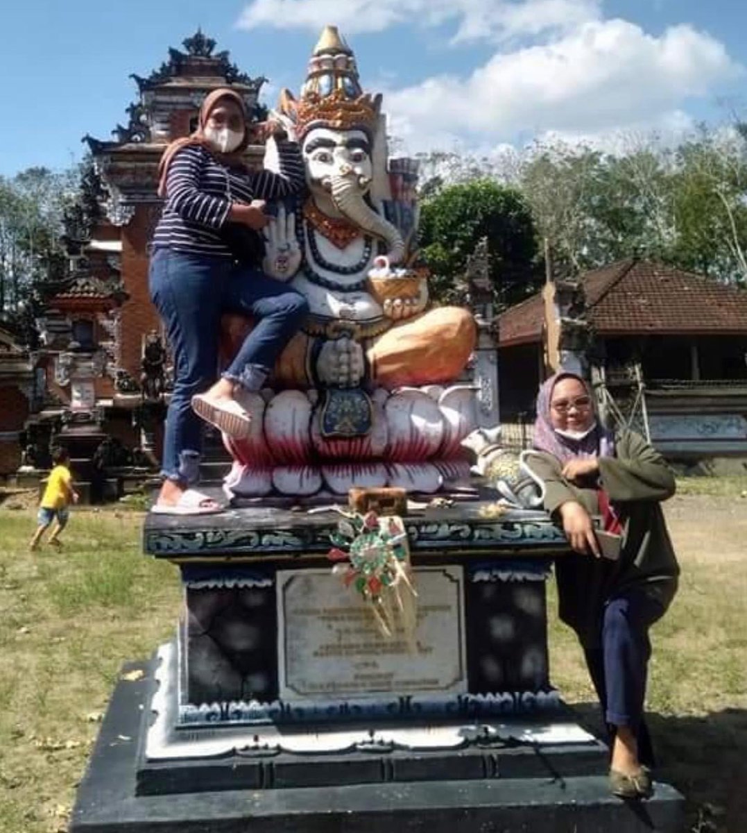 Luar biasa ibu ini.. 

Saya yakin umat Hindu di mana pun berada mereka tidak akan melakukan hal yang sama terhadap prilaku orang tersebut..

#NusantaraBukanKhilafah