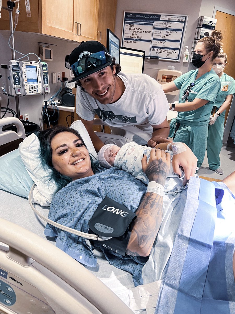 cheyenne_roseee's tweet photo. JDee Rose Facer 🥺🙈💜🖤 7lbs 9oz 20in long 🤩 my perfect little angle 🥺🖤😭 https://t.co/vycLN6IZlB