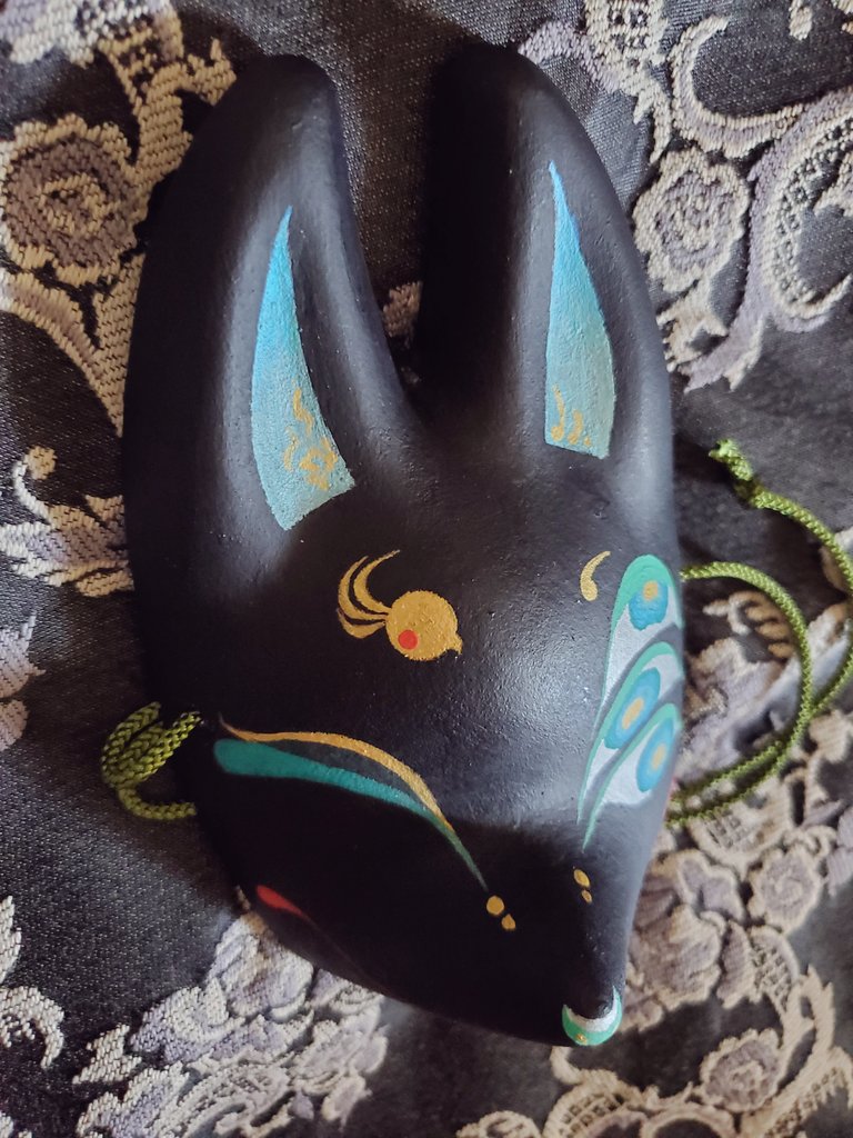 kokatorido's tweet photo. ミニこかとり面「翠」
夏の海やエメラルドを思わせる色を纏った多眼の妖狐面です。可愛くも怪しくも見せられる1枚です。
以上の3枚がGo_enでの新作になります。他にも白詰草などの羊面も持ち込みます🐏
#Go_en https://t.co/yYWcJQD2BW